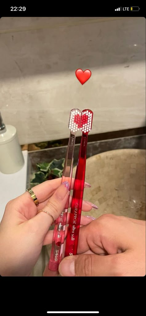 Couples Toothbrushes, Couple Brushing Teeth, Brushing Teeth Aesthetic, Toothbrush Aesthetic, Aesthetic Toothbrush, Couple Toothbrush, Teeth Aesthetic, Leg Warmers Outfit, Cute Desk Accessories