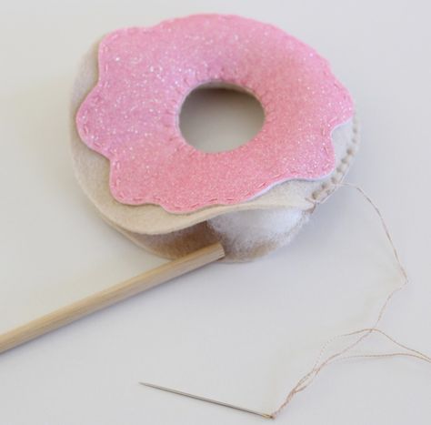 Felt Donut Ornament, Felt Donut, Hanging Christmas Ornaments, Felt Toys Diy, Felt Food Diy, Felt Food Patterns, Felt Cake, Christmas Donuts, Diy Donuts