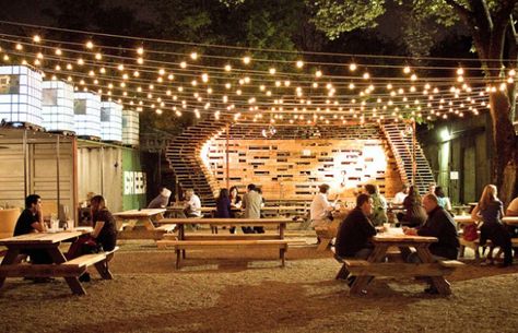 Outdoor area Meja Outdoor, Beer Garden Design, Beer Garden Ideas, Outdoor Restaurant Patio, Oak Cliff, Outdoor Restaurant Design, Food Park, Restaurant Patio, Restaurant Seating