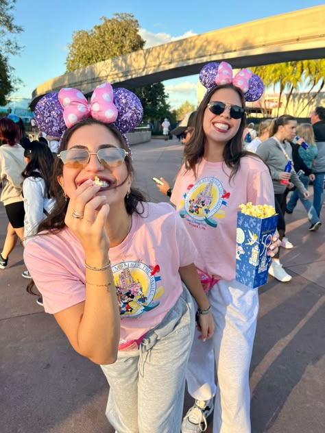 Disney Best Friend Outfits, Bff Disney Outfits, Disney Outfits Matching, Disney With Friends, Cute Disney World Outfits, Disney World Photos, Disneyland Fits, Disneyworld Outfit, Disney Duos