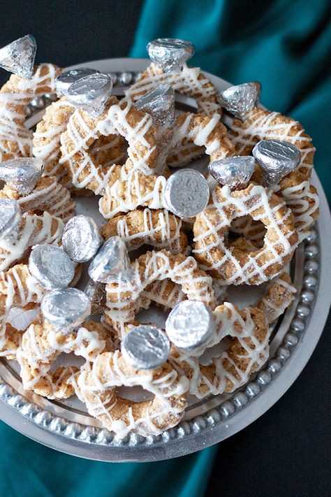 Engagement Ring Rice Krispies. Super cute for an engagement party! Engagement Rice Krispie Treats, Engagement Themed Desserts, Engagement Dessert Ideas, Desserts For Engagement Party, Engagement Party Treats, Engagement Party Desserts Ideas, Engagement Treats, Engagement Desserts, Engagement Party Dessert