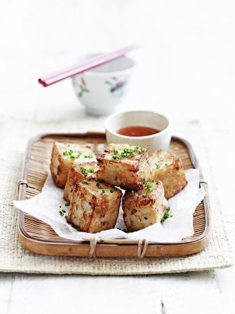 Crispy turnip cake with chilli sauce Recipes Scrapbook, Turnip Vegetable, Roast Pork Chops, Turnip Recipes, Turnip Cake, Root Veggies, Hot House, Asian Fusion, Steamed Buns