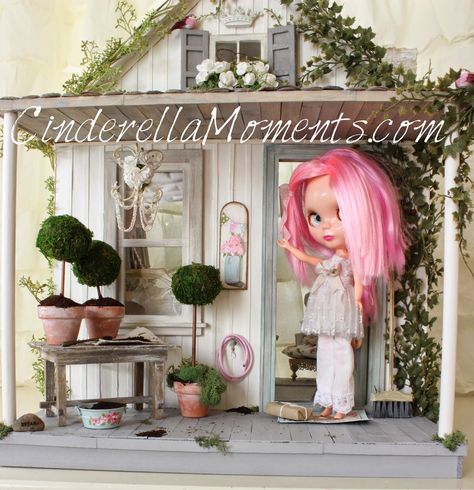 I've completed my first Blythe dollhouse.  It's shabby chic style of course! This house is 1/6 scale or play scale.  And it will accommodate... Blythe House, Custom Dollhouse, Cinderella Moments, Blythe Custom, Doll Home, Valley Of The Dolls, Doll Display, Room Box, Fairy Dolls