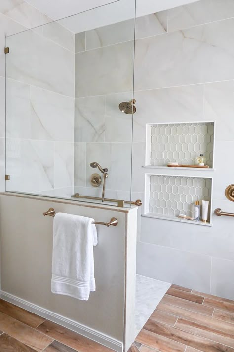 26 Stylish Walk-In Shower Ideas for Small Bathrooms Half Wall Shower, Bathroom Tiles Design, Paint Colors Bathroom, Small Master Bath, Small Bathroom Design Ideas, Makeover Bathroom, Master Bath Shower, Ideas For Small Bathrooms, Remodeling Bathroom