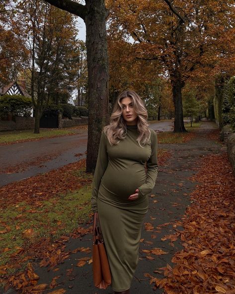 Autumn Outfits For Pregnant Women, Momfluencer Aesthetic, September Maternity Outfits, Modest Maternity Outfits Winter, Fall Outfit For Pregnant Women, Maternity Fall Photos, Pregnant Instagram Story, Fall Outfits Pregnant Women, Fall Gender Reveal Outfit For Mom