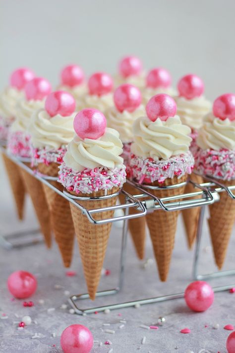 Cupcake Cones - Baking with Blondie Baking With Blondie, Cone Cupcakes, Ice Cream Cone Cupcakes, Cake In A Cone, Cupcake Cones, Vanilla Cupcake Recipe, Ice Cream Birthday Party, Ice Cream Birthday, Oreo Dessert