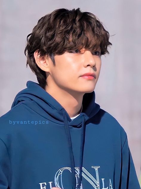 Swoopy Hair Men, Men’s Korean Perm, Kim Taehyung Haircut, Korean Curly Hair Men, Bts V Hairstyle, V Curly Hair, Asian Men Hairstyle Messy, Korean Perm Men, Wavy Perm Men