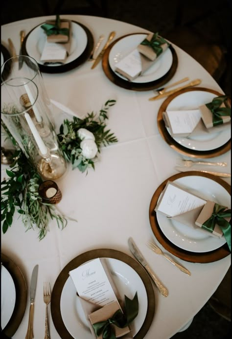 Round Table With Greenery, Circle Wedding Reception Tables, Round Table Wedding Decor Greenery, Moody Wedding Table Setting Round, Simple Rustic Table Setting, Wedding Place Settings Round Table, Circle Tablescape Wedding, Wedding Tablescapes Round Tables, Round Table Setting Wedding