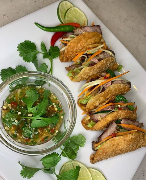 Latin Asian Fusion Food, Mexican Asian Fusion Food, Toast Dinner Ideas, Fusion Food Ideas, Thai Fusion Food, Party Tapas, Fusion Tacos, Thai Chili Sauce, Food Magic