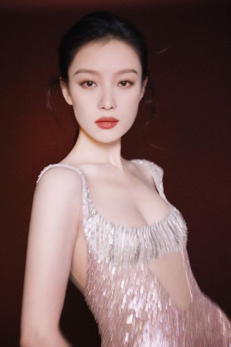 Ni Ni at brand event | China Entertainment News Brand Event, Ulyana Sergeenko, Chinese Actress, Entertainment Industry, Five Star, Pose Reference, Entertainment News, Latest News, Drama