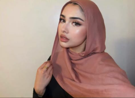 Pretty Hijabi Outfits, Hijabi Poses For Instagram, Selfie Ideas Hijab, Vela Hijab, Modest Makeup, Hijabi Selfie, Muslim Makeup, Pink Hijab Outfit, Different Hijab Styles