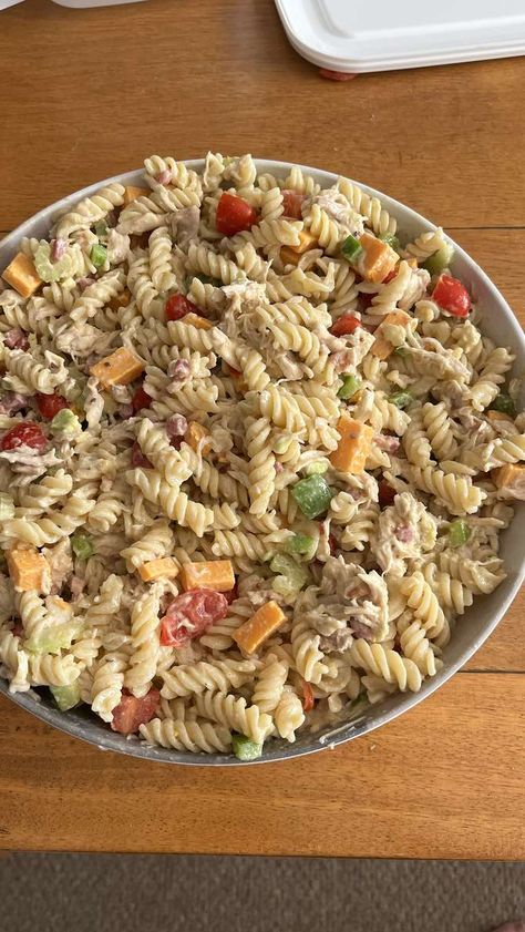 Pasta Salad With Rotisserie Chicken, Rotisserie Chicken Pasta Salad, Pasta Salad Recipes With Chicken, Club Pasta Salad, Pasta Chicken Salad, Chicken Club Pasta Salad, Cold Chicken Pasta Salad, Cold Sides, Chicken Club Sandwich