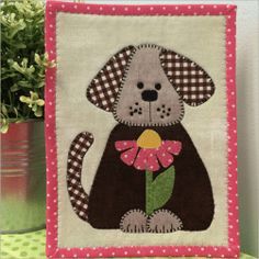 Daisy Doggie Mug Rug Mug Rugs Patterns Free, Mug Rugs Patterns, Quilted Mug Rugs, Mug Mats, Quilting Digest, Patchwork Projects, Mug Rug Patterns, Cottage Quilt, Quilted Potholders