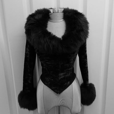 Werewolf Outfit Aesthetic, Winter Vampire, Winter Goth Outfits, Winter Goth, 2000s Fashion Outfits, Dark Fashion, 2000s Fashion, Dream Clothes, Aesthetic Fashion