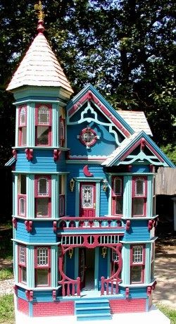 This incredible San Fran was built by built by Rebecca Brandywine, New York Times Best Selling Author, with some help from her hubby... Newport Dollhouse, Painted Lady Dollhouse, Victorian Dollhouse Interior, Building A Dollhouse, Tudor Dollhouse, Bjd Accessories, Dollhouse Rooms, Cardboard Cat House, Dollhouse Design