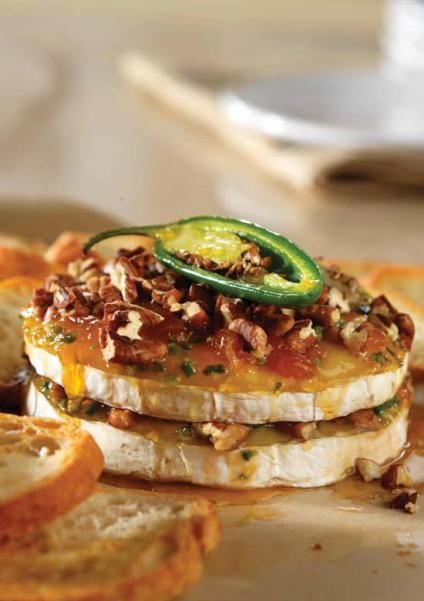 baked camembert Pecan Brie, Top Appetizers, Pampered Chef Recipes, The Pampered Chef, Baked Brie, Holiday Appetizers, Sliced Almonds, Chef Recipes, Kitchen Products