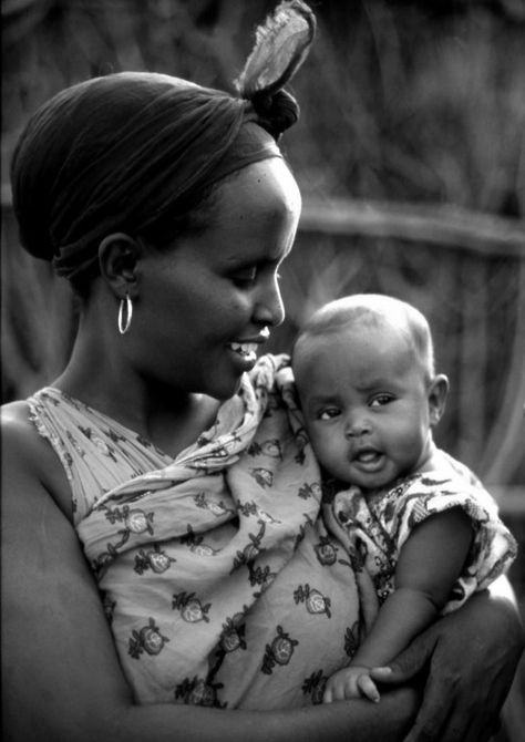 Hoyoo macaan! (sweet mother) in Somalia. Black Motherhood, Mother Images, Out Of Africa, We Are The World, Children Images, My Shoes, African Culture, African Beauty, Mothers Love