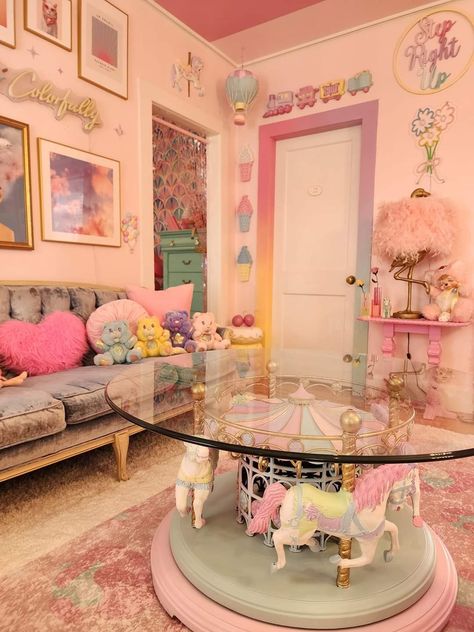 Funky Apartment, Upcycled Coffee Table, Kawaii Home, Colorful Room Decor, Kawaii Bedroom, Pastel House, About School, Pastel Room, Pretty Room