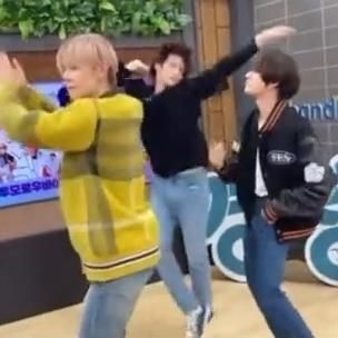 Txt Dancing Funny, Txt Being Chaotic, Yeonjun And Beomgyu Funny, Yeonjun Funny Video, Beomgyu Dancing, Beomgyu Video Clips, Yeonjun Earrings, Beomgyu Chaotic, Txt Yeonjun Funny