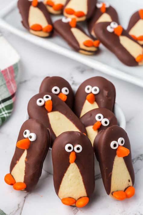 These penguin cookies are so cute and so good. Mint Milano Cookies are coated in chocolate and decorated to look like penguins. via @2kitchendivas Chocolate Penguins, Milano Cookies Ideas, Penguin Cake Pops, Oreo Penguins, Penguin Christmas Cookies, Penguin Food Ideas, Penguin Desserts, Decorated Cookies, Dessert Animals