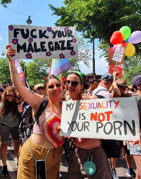 Vienna pride parade signes pride lesbians lesbian couple male gaze lgbtq proud Pride Signs Ideas, Dyke March Signs, Lesbian House, Pride Parade Signs, Lesbian Sign, Coming Out As Lesbian Ideas, Pride Signs, Lesbian Culture, Pride 2024