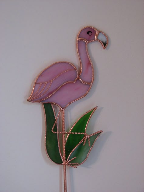 Flamingo garden stake w/leaves Stain Glass Art, Stained Glass Garden, Stain Glass Window Art, Stained Glass Quilt, Stained Glass Patterns Free, Stained Glass Animals, Stained Glass Light, Stained Glass Bird, Glass Window Art