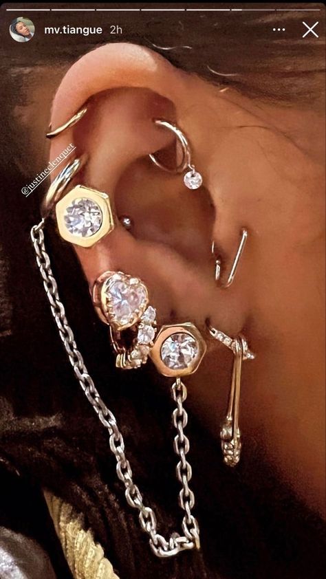 Mv Tiangue, High Wedge Shoes, Pretty Ear Piercings, Double Piercing, Cute Ear Piercings, Dope Jewelry, Jewelry Fashion Trends, Elegant Nails, Funky Jewelry