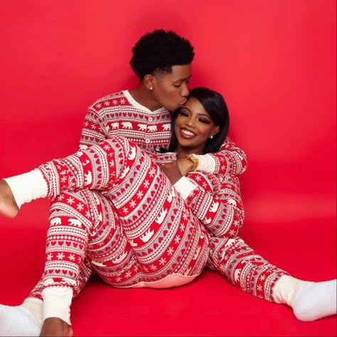 Matching Christmas Pajamas Couples, Christmas Photos Outfits, Christmas Couple Photos, Christmas Couple Pictures, Christmas Pictures Outfits, Christmas Poses, Christmas Family Photoshoot, Matching Christmas Outfits, Inspiration Photoshoot