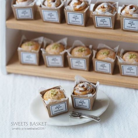 Mini Patisserie, Mini Cinnamon Rolls, Bake Sale Packaging, Cupcake Packaging, Miniature Foods, Baking Packaging, Miniature Bakery, Dessert Packaging, Bakery Packaging