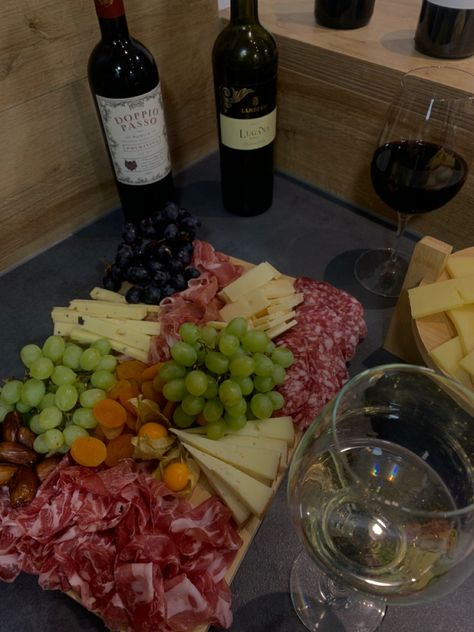 wein käseplatte friends mood dark ästhetik aesthetic abend mit freunden wine charcuterie board cheese Tabla Aesthetic, Wein Aesthetic, Wine Charcuterie Board, Wine And Cheese Aesthetic, Mood Dark, Friends Mood, Charcuterie Board Cheese, Board Cheese, Wine Cheese