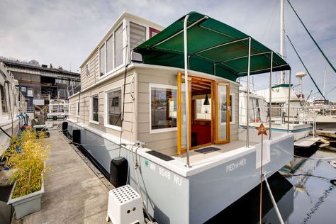 Seattle Vacation Houseboat "Pied-a-Mer" - Special Agents Realty Small House Pool, Houseboat Remodel, Boat Remodel, Houseboat Ideas, Seattle Vacation, Boat House Interior, Houseboat Living, River Float, Boat Interiors