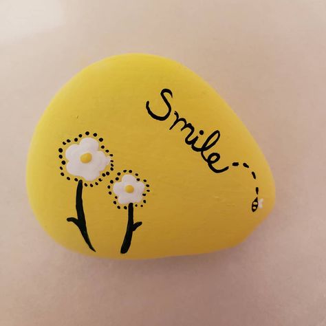 #smile #flowers #bees #alwayssmile #PORocks #RylieRocks #rockpainting #acrylicpaint #art #rockart #rocks #rockpaint #paintingrocks #therepy Friendship Stones, Friendship Rocks, Painted Rocks Kids, Painted Rocks Diy, Mandala Rocks, Craft Day, Paint Rock, Spread Kindness, Rock Painting Designs