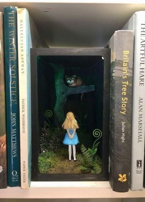 Book Nook Diorama, Tree Story, Bookshelf Art, Alice In Wonderland Book, Tanah Liat, Book Nook, Miniature Crafts, Book Shelf, Book Nooks