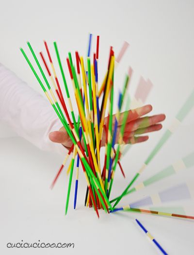 Make homemade pick up sticks (with carry bag) - Cucicucicoo Pick Up Sticks Game, Games With Chopsticks, Old Fashioned Games, Pick Up Sticks, Pouch Diy, Wooden Games, Simple Game, Painted Sticks, Wax Paper