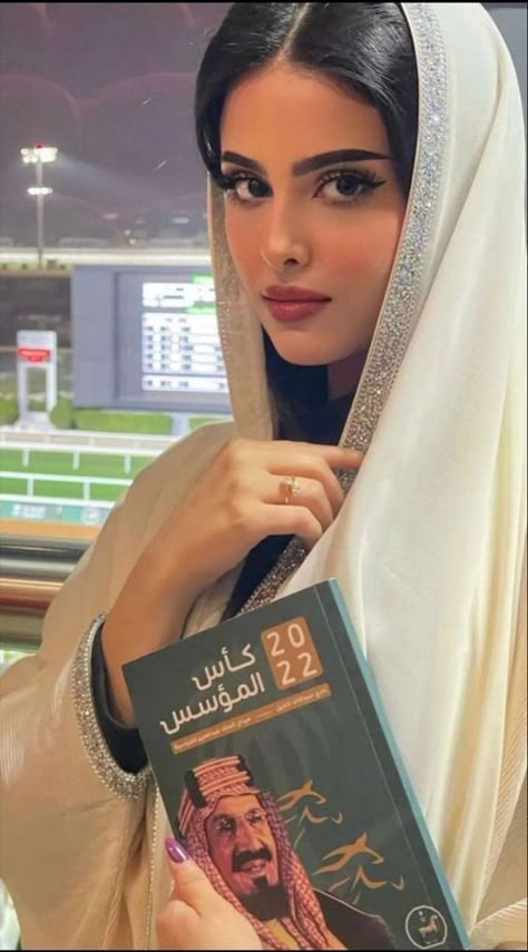 Saudi Arabia Women 🇸🇦|#girly photography poses outdoor Arab Aesthetic, Estilo Hijab, Hijab Trends, Arab Fashion, Pretty Skin, Abayas Fashion, Beautiful Hijab, Girls Makeup, Gossip Girl