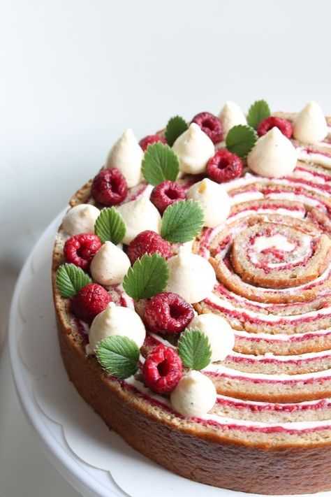 ROLL CAKE VANILLE FRAMBOISE recette Raspberry Recipe, Cake Vanilla, Raspberry Recipes, Pastry Desserts, Roll Cake, Cake Roll, Food Cakes, Piece Of Cakes, Fruit Desserts