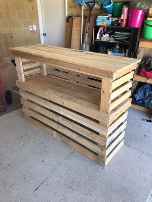 Diy Pallet Bar, Bar En Palette, Bar En Plein Air, Repurpose Pallets, Stair Spindles, Pallet Bar Diy, Pallet Kitchen, 1001 Pallets, Pallet Bar