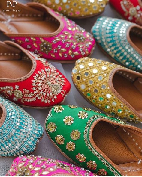 Acotar Fashion, Jutti Design, Punjabi Juti, Pakistani Khussa, Pakistani Shoes, Bridal Sandals Heels, Traditional Shoes, How To Tie Shoes, Indian Shoes