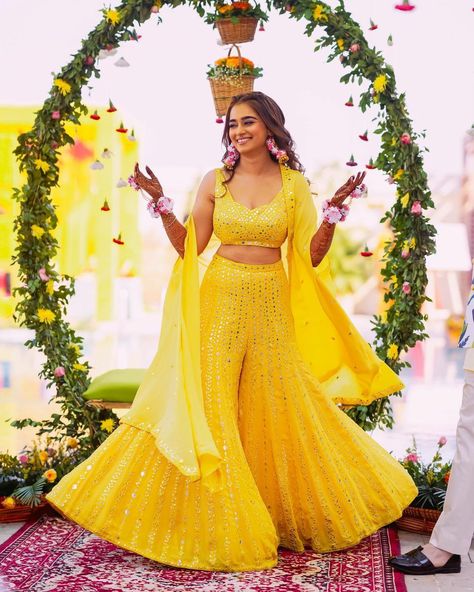 Lehenga Designs For Haldi, Yellow Lehenga Designs, Mehendi Ceremony Outfit, Haldi Bridal Outfit, Haldi Ceremony Outfit For Bride, Mehendi Ceremony Outfits, Haldi Outfits For Bride, Haldi Dress Ideas, Haldi Outfit For Bride