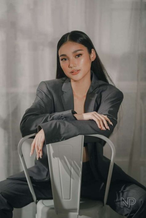 Blazer Outfits For Women Photoshoot, Blazer Poses Women Photoshoot, Blazer Birthday Photoshoot, Formal Photoshoot Poses Women, Pre Debut Photoshoot Ideas Studio, Solo Photoshoot Poses, Karina Bautista, Pre Debut Shoot Ideas, Formal Portrait Photography