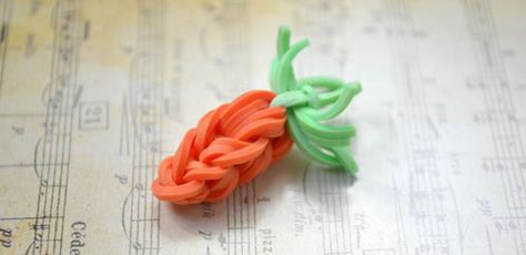 How to Make Mini-Carrot Rubber Band Charms without Loom Rubber Band Charms, Loom Band Charms, Crazy Loom, Loom Bands Tutorial, Loom Band Bracelets, Rainbow Looms, Rubber Band Crafts, Rainbow Loom Rubber Bands, Hanging Craft Ideas