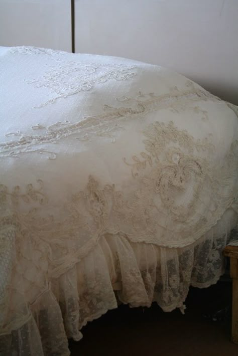 Bedding Coverlet, Lace And Linen, Linen Bedding Natural, Romantic Bed, Decoration Shabby, Lace Bedding, Beautiful Bed, Bed Spread, Shabby Chic Bedrooms