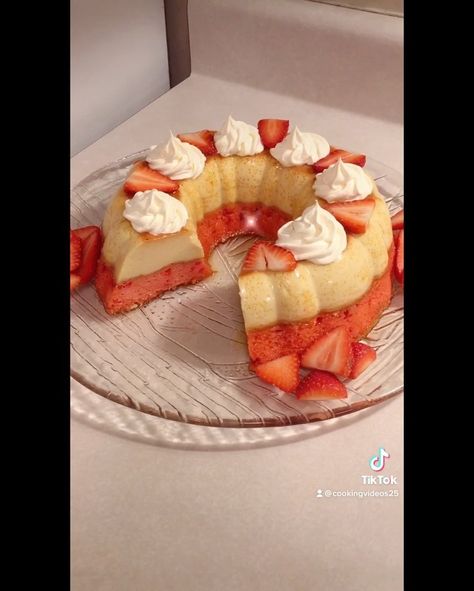 Fresa Flan Cake, Strawberry Flan Cake, Strawberry Flan Cake Recipe, Flan Cakes, Strawberry Flan, Sweet Munchies, Flan Recipes, Choco Flan, Flan Cake