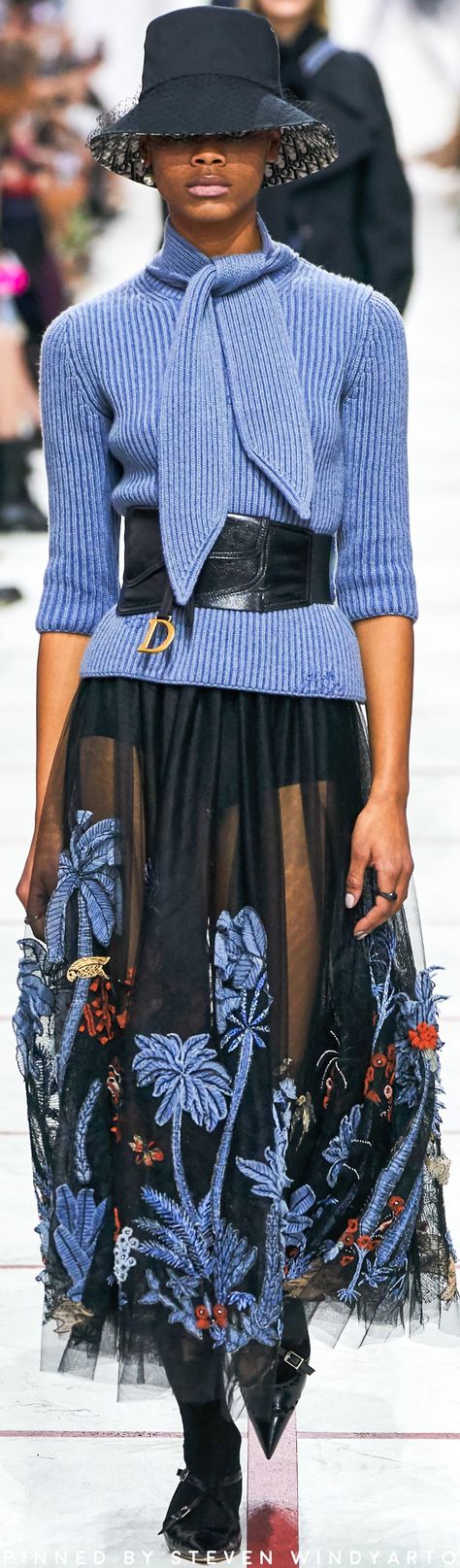 Christian Dior Fall 2019 Ready To Wear Fashion Show #fall2019 #fw19 #womenswear #christiandior Dior Knitwear, Knitwear Fashion Design, Knitting Fashion Design, Blue Feeling, Fashion Knitting, Knitwear Style, Knitted Blouse, Fashion Knitwear, Pullover Mode