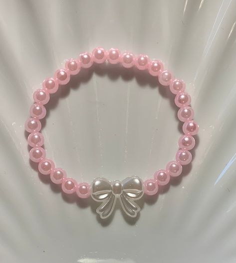 Pearl bow bracelet. Super cute for a pink look. Round Bead Bracelets, Bracelet Ideas With Clay Beads, Cute Bracelets Ideas Beads, Pink Accessories Aesthetic, Cute Bead Bracelet Ideas, Beaded Bracelets Diy Ideas, Bracelet Inspo Beads, Pink Bracelet Ideas, Bracelet Beads Ideas