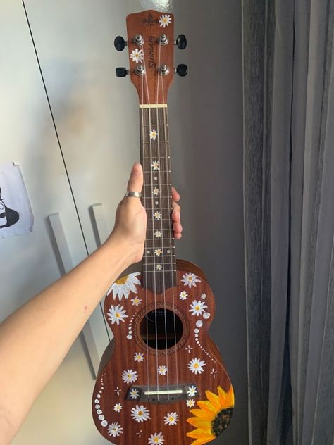 Painting Ideas On Ukulele, Paint On Ukulele, Ukulele Astethic, Ukulele Art Aesthetic, Painting Guitar Ideas, Ukulele Painting Ideas Aesthetic, Painted Ukelele Ideas, Ukelele Paintings, Paint Ukulele