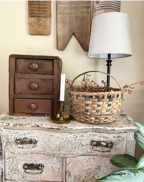 Primitive Farmhouse Fall Home Tour - My Rustic House Vintage Fall Decor, Thrift Store Diy, Vintage Decorations, Fall Vignettes, Old Baskets, Fall Home Tour, Rustic Fall Decor, Primitive Farmhouse, Round Basket