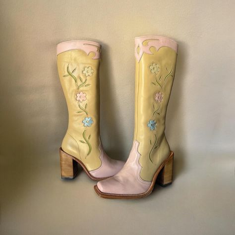 🌸 Vintage Unique ‘Sendra’ Flower Leather Boots Size 40EU 𝗦𝗢𝗟𝗘 : 25cm 𝗜𝗡𝗦𝗢𝗟𝗘 : 26cm 𝗛𝗘𝗘𝗟 𝗛𝗘𝗜𝗚𝗛𝗧: 10cm 𝐂𝐎𝐍𝐃𝐈𝐓𝐈𝐎𝐍 : 𝐆𝐑𝐄𝐀𝐓 unworn, deadstock ▫️ 350€ + shipping Super lovely and amazing leather boots by the perfect brand ‘Sendra’. Western vibes. Handcrafted in Spain. Made of the finest leather with the coolest 70s vibes! It’s a really unique model. Pink and cream leather with the colorful flower details that are the cutest thing. Lotto square toe detail! It’s a brand new pair with original ... Cowgirl Boots Aesthetic, 70s Boots, Unique Boots, Western Vibes, Vintage Cowboy Boots, Floral Boots, 70s Vibes, Embroidered Boots, Vintage Boots