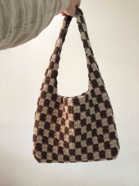 Check Crochet Bag, Crochet Checked Bag, Crochet Purse Aesthetic, Crochet Bag Y2k, Crochet Inspo Bag, Knitted Bags Aesthetic, Crochet Brown Bag, Brown Crochet Projects, Brown Crochet Ideas