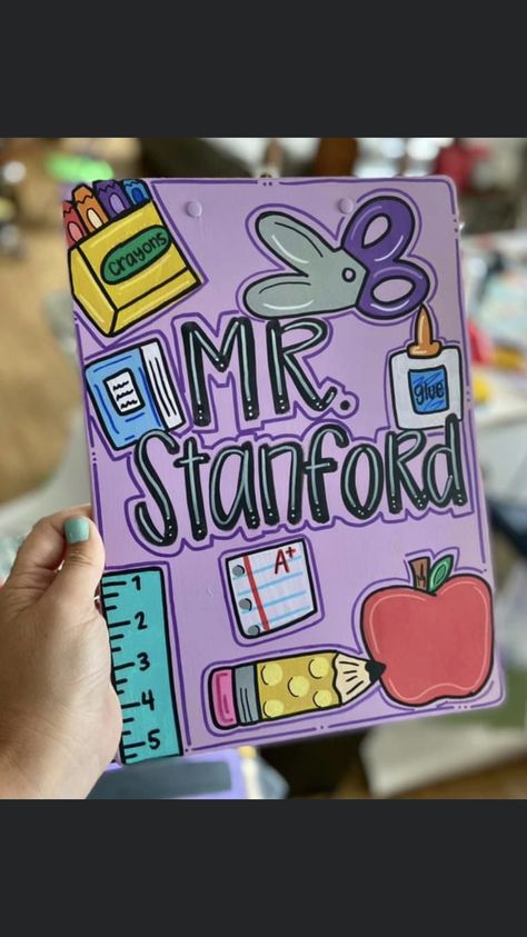 Meet Teacher Bulletin Boards, Teacher Appreciation Drawing Ideas, Clip Board Decorating Paint, Teacher Appreciation Painting Ideas, Cute Clipboard Designs, Teacher Clipboard Diy, Teacher Painted Clipboards, Teacher Painting Ideas, Painting Ideas For Teachers